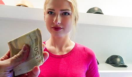 Мужик за деньги порет продавщицу русского происхождения в примерочной кабинке