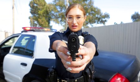 Женщина полицейская в форме ню частное