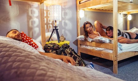 Симпатичная туристка в хостеле сексуально развлекается сразу с двумя мужчинами