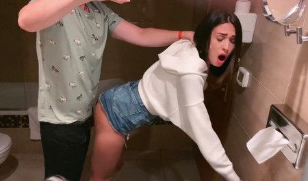 Домашнее порно в туалете - минет (Домашнее видео) | Необычное