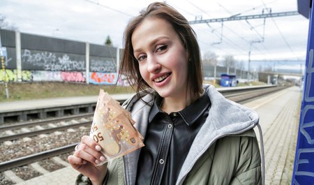 Местный чувак за деньги дрючит симпатичную девушку-украинку