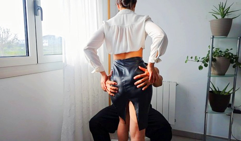 Японская секретарша сексуальной танцует легкий стриптиз на работе