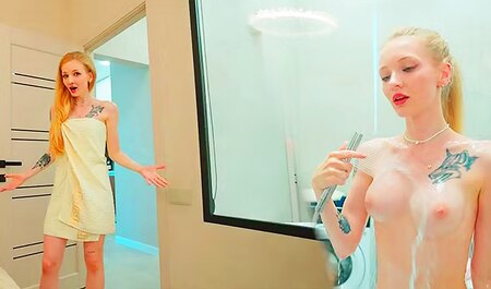 Моя симпатичная сводная сестра запалила меня подглядывающей за ней в душе...