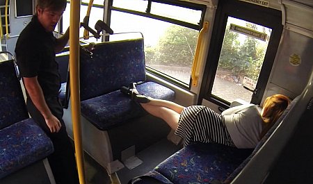 Когда смена закончена, водитель автобуса может расслабиться и отпежить кондукторшу